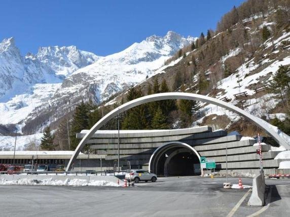 Chiude il traforo del Monte Bianco, Torino assediata da 5 mila tir in più